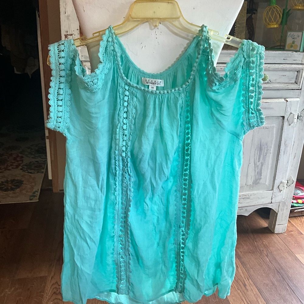 Studio Woman 2X Cold shoulder top